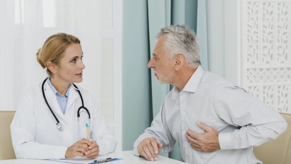 patient-localizing-pain-with-doctor